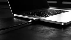 É perigoso manter o portátil constantemente ligado ao carregador?