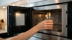 Por que colocar um copo de água no micro-ondas — um truque simples que quase ninguém conhece