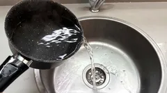 Deitou água a ferver no lavatório? Saiba quais são os riscos para os seus canos