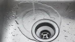 Nunca deite isto no lavatório: erros que causam entupimentos