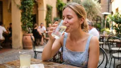 Por que é que um copo de água sacia a sede e outro não: os especialistas explicam